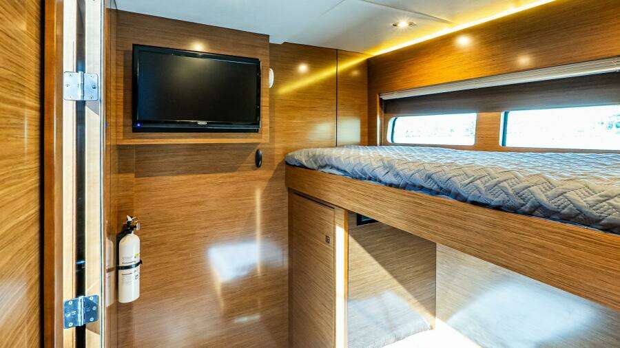 2019 Cruisers Yachts 54 Cantius