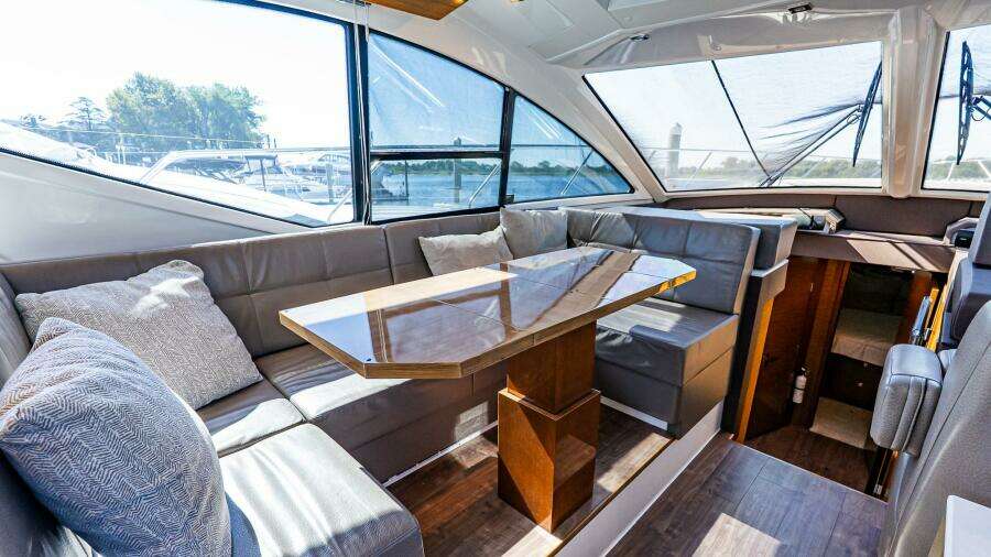 2019 Cruisers Yachts 54 Cantius