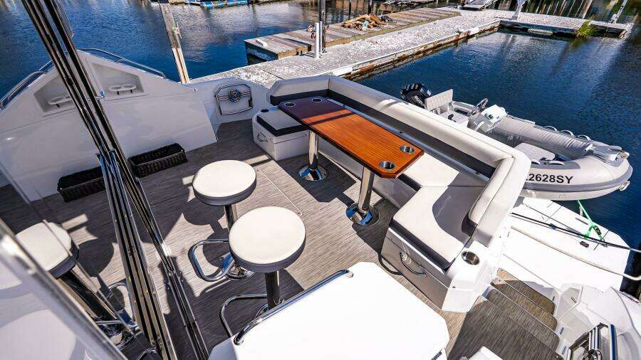 2019 Cruisers Yachts 54 Cantius