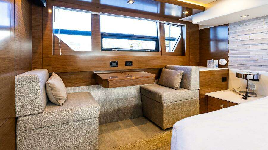 2019 Cruisers Yachts 54 Cantius