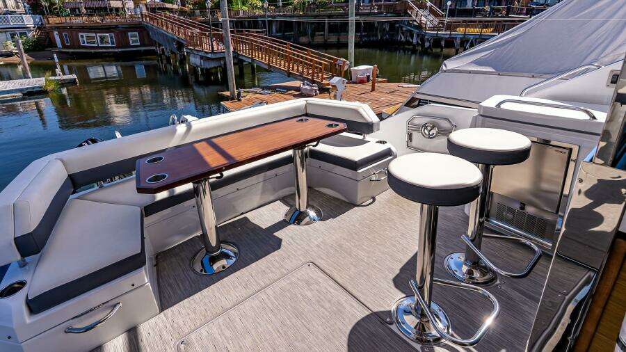 2019 Cruisers Yachts 54 Cantius