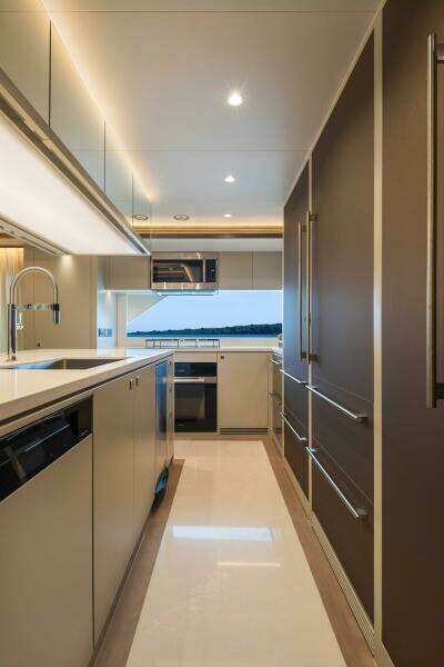 The New Horizon FD90 Split-Use Skylounge Hull 34