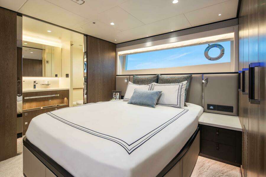 The New Horizon FD90 Split-Use Skylounge Hull 34