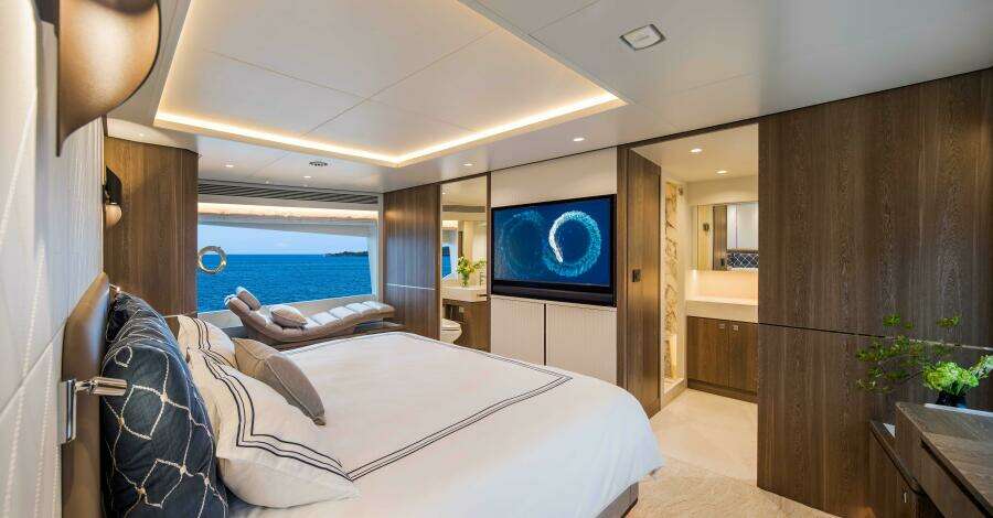 The New Horizon FD90 Split-Use Skylounge Hull 34