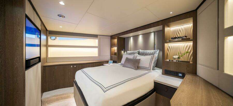 The New Horizon FD90 Split-Use Skylounge Hull 34