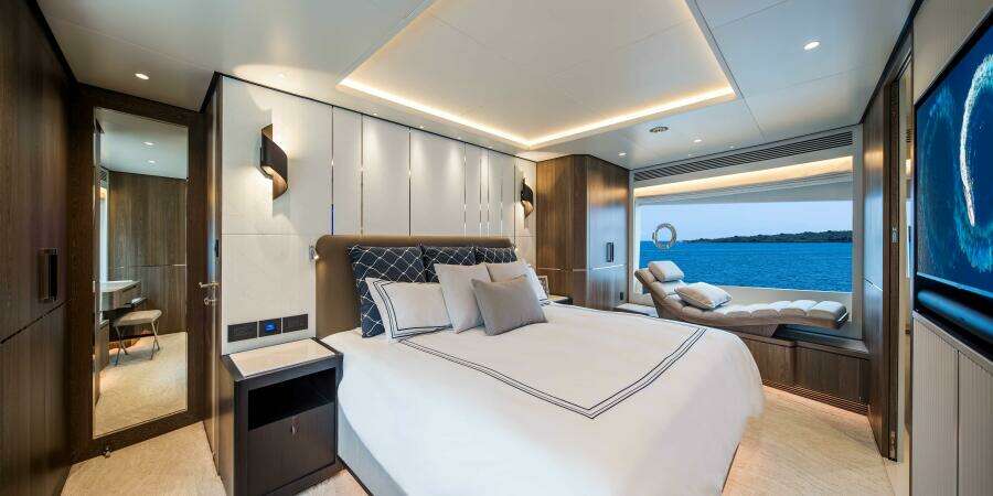 The New Horizon FD90 Split-Use Skylounge Hull 34
