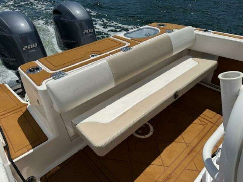 2021 Robalo R242 Center Console
