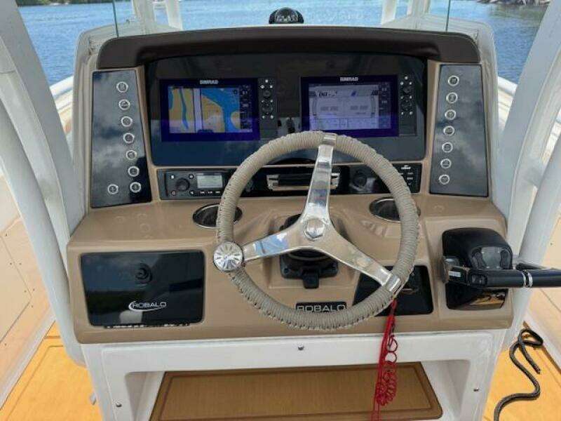 2021 Robalo R242 Center Console