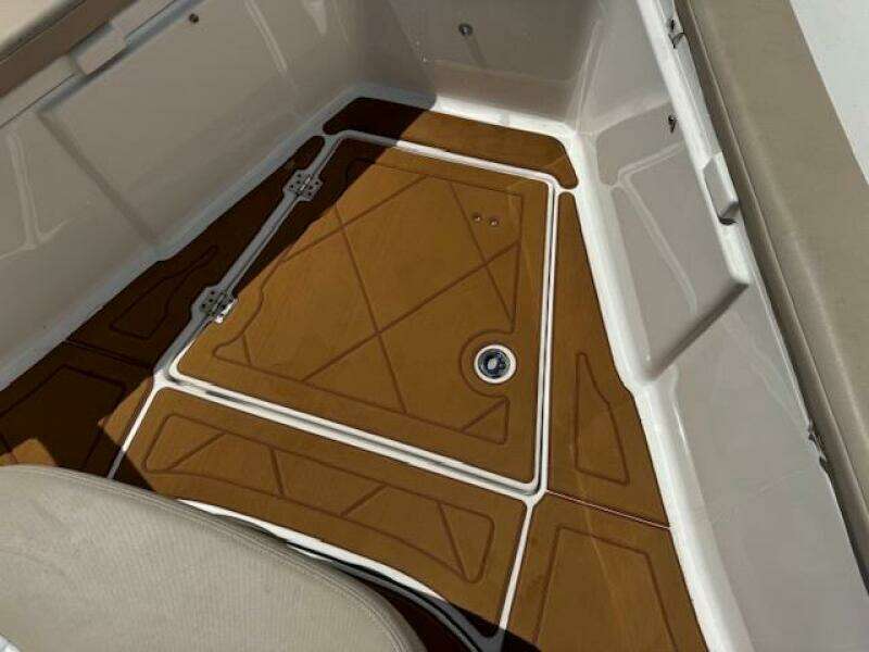 2021 Robalo R242 Center Console