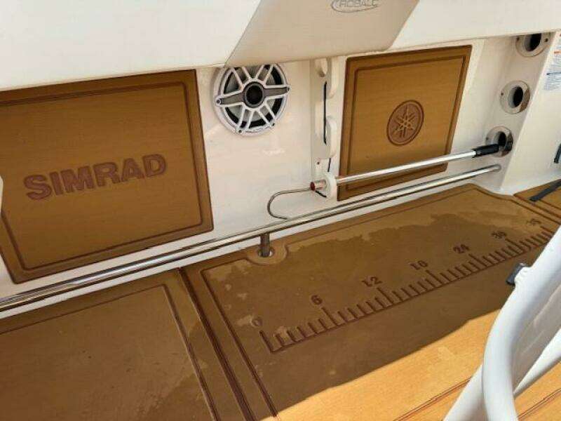 2021 Robalo R242 Center Console