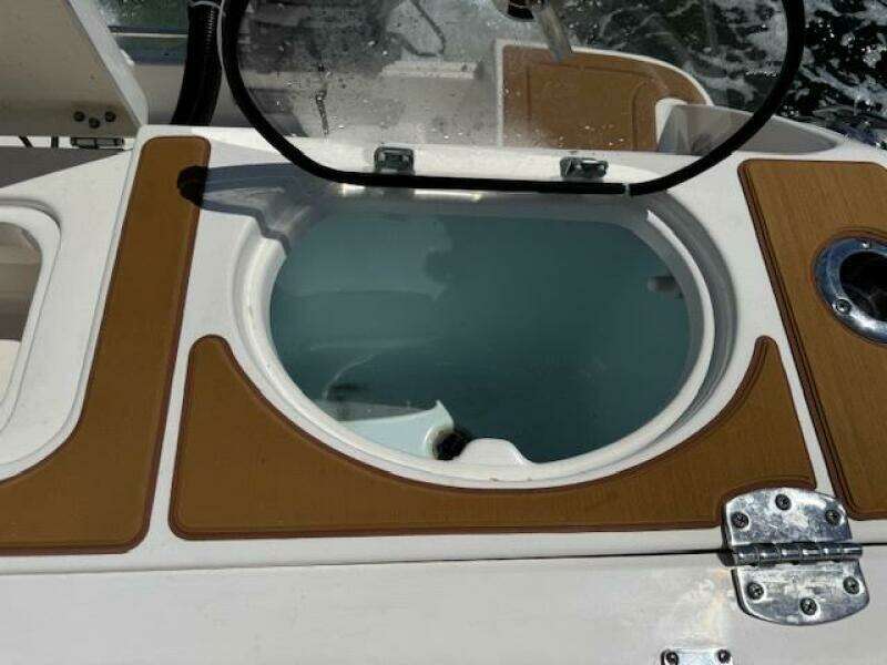 2021 Robalo R242 Center Console