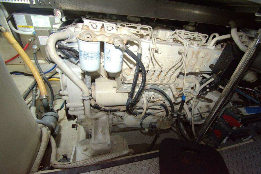 2005 Carver 444 Cockpit Motor Yacht