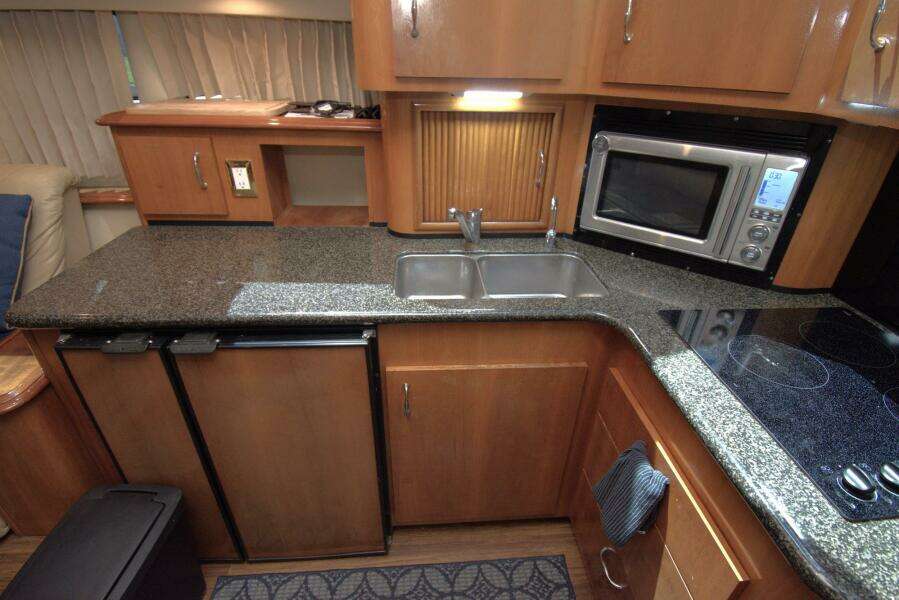 2005 Carver 444 Cockpit Motor Yacht