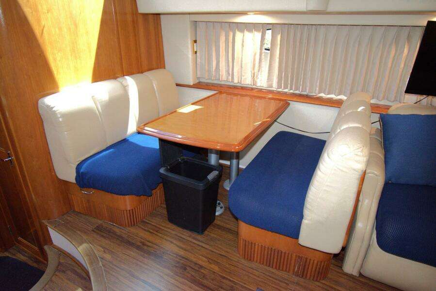 2005 Carver 444 Cockpit Motor Yacht