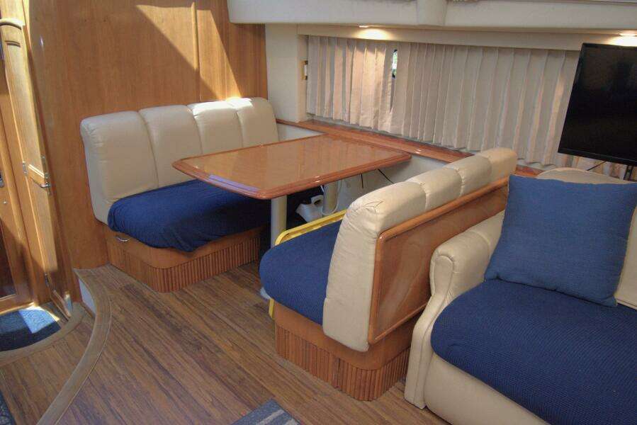 2005 Carver 444 Cockpit Motor Yacht