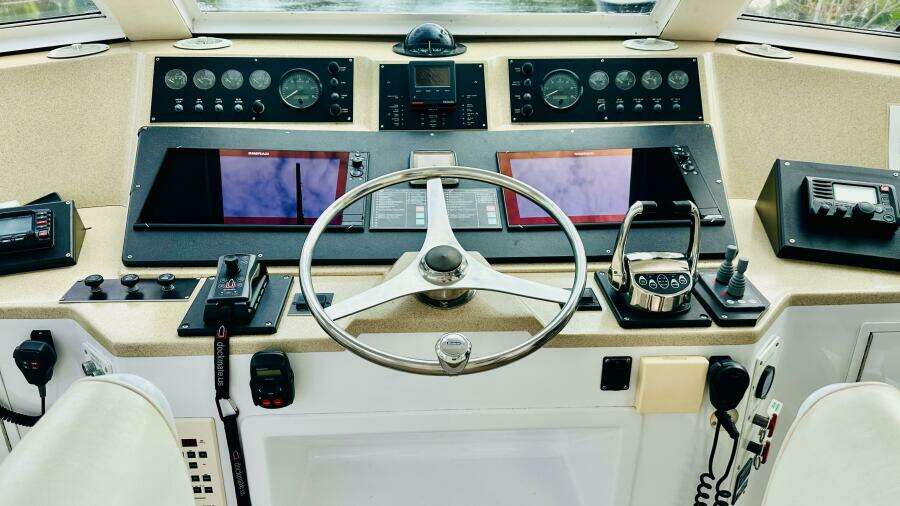 1999 Viking Cockpit Sport Yacht