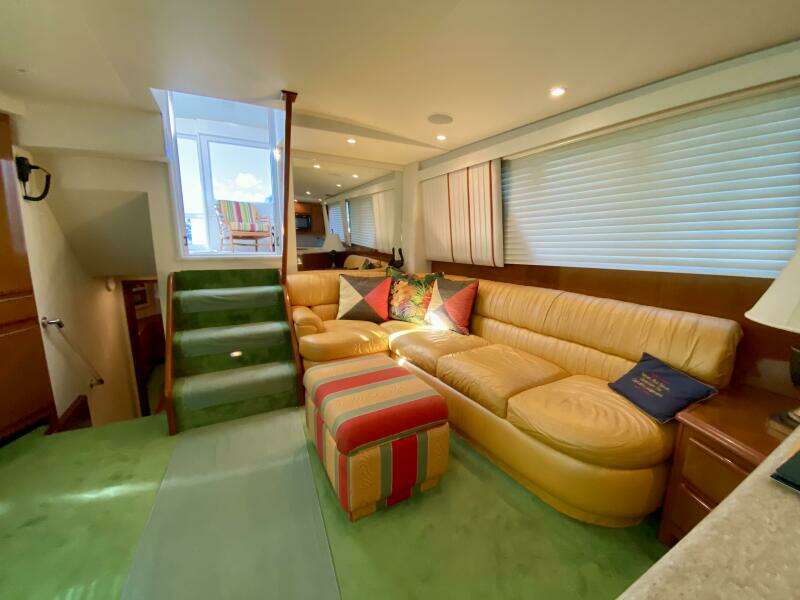 05. Salon. 04 Looking Aft To Entrance