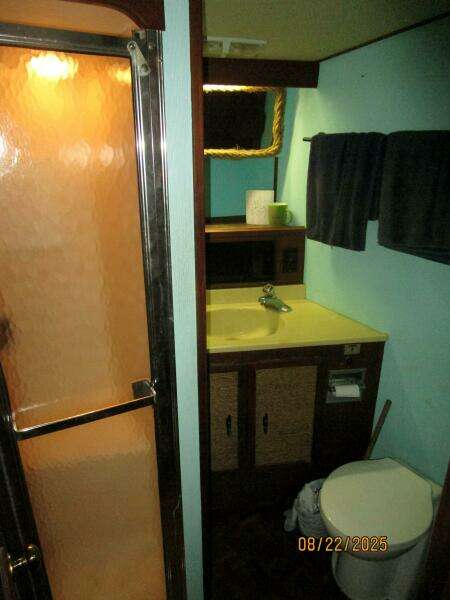 44' Viking guest stateroom head