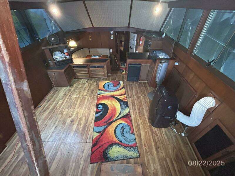 44' Viking salon forward