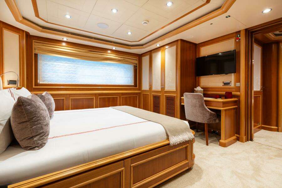 Port Aft Queen Guest Suite