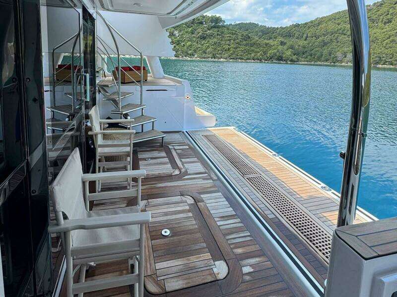 Beach Club Area with Fold-down Transom