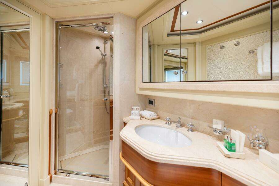 Starboard Forward Guest Ensuite
