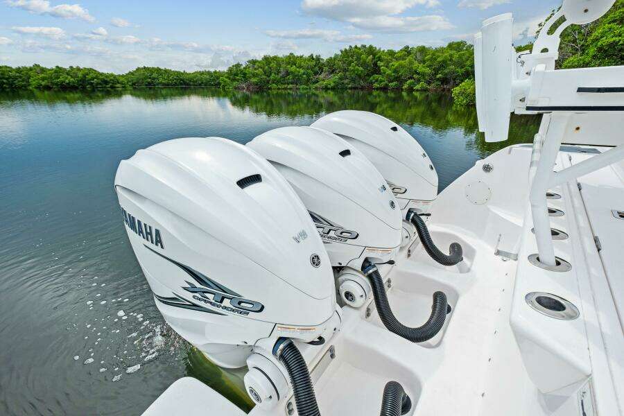 2020 Intrepid 400 CC - Outboard Engines