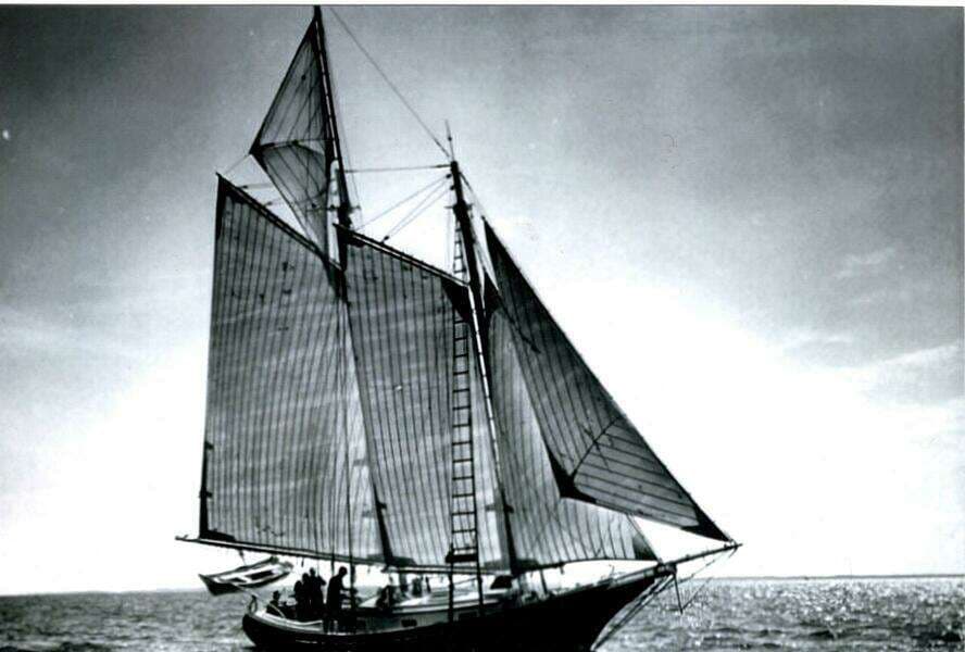 40' Schr Gallant showing the rig (old sails)