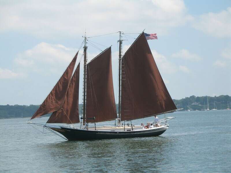 40' Schr Gallant u/tanbark sail