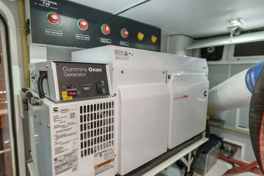 2014 Hampton 720 Skylounge LRC