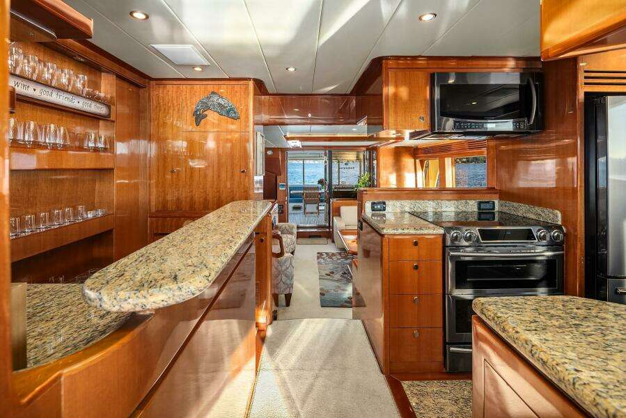 2014 Hampton 720 Skylounge LRC