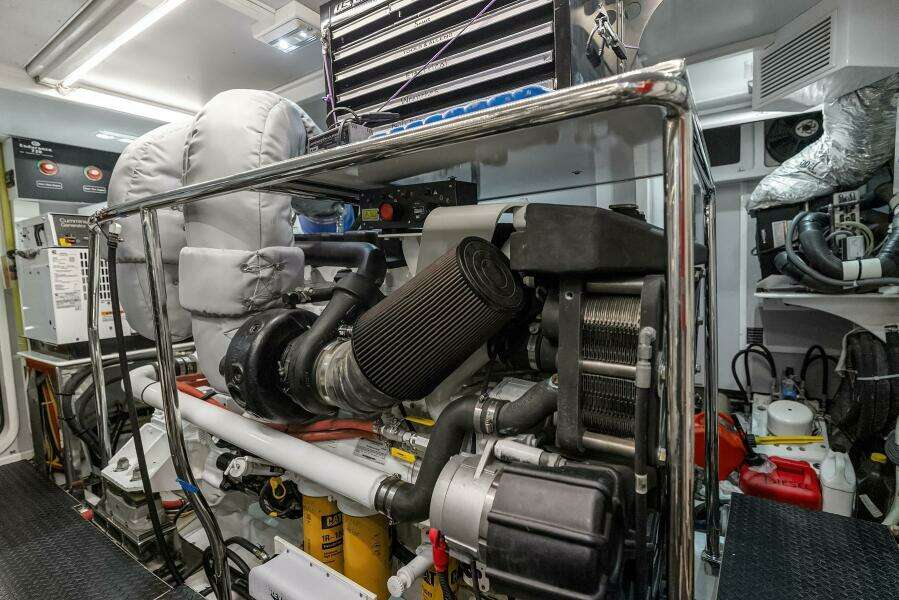 2014 Hampton 720 Skylounge LRC