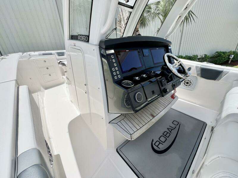 2021 Robalo R360