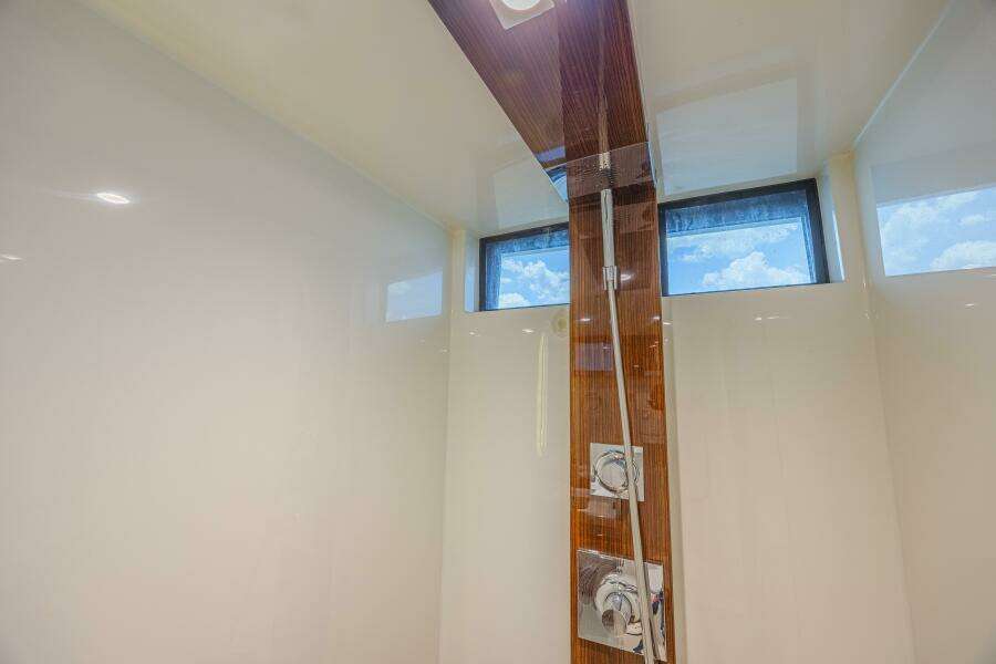 2010 Lazzara Yachts LSX 92