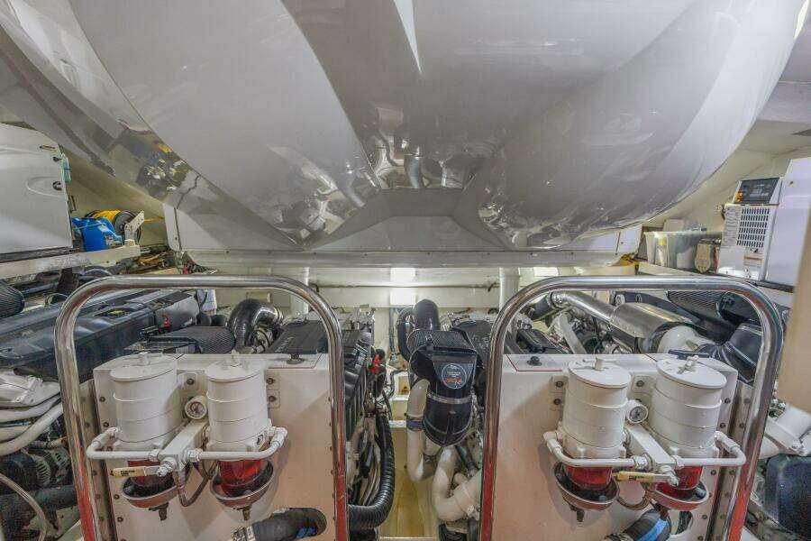 2010 Lazzara Yachts LSX 92