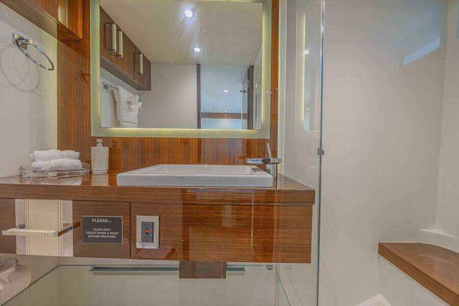 2010 Lazzara Yachts LSX 92