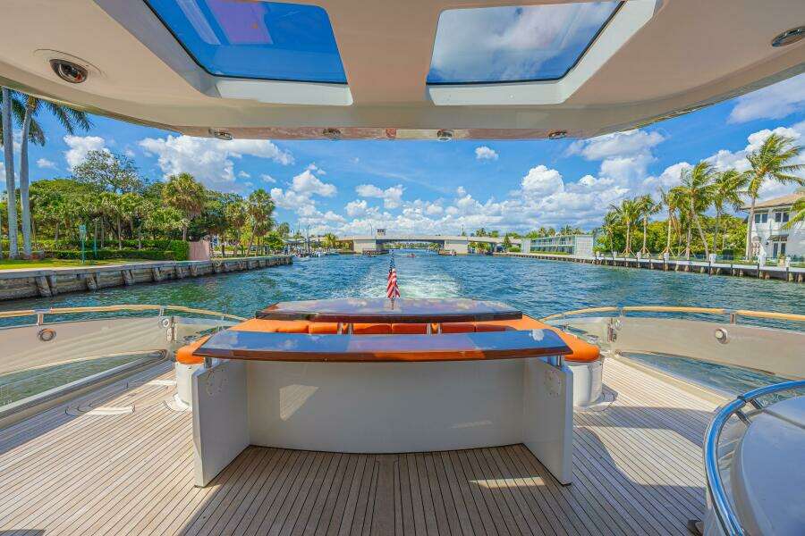 2010 Lazzara Yachts LSX 92