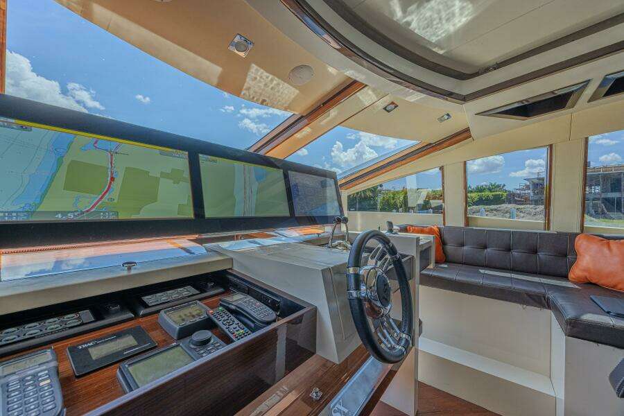 2010 Lazzara Yachts LSX 92