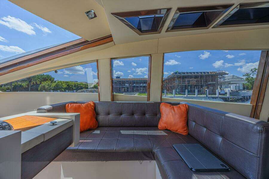 2010 Lazzara Yachts LSX 92