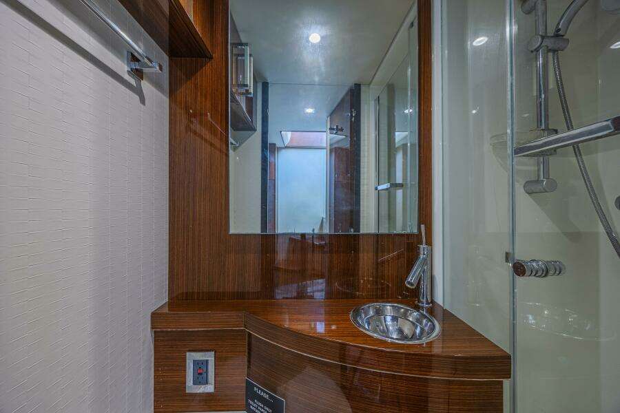 2010 Lazzara Yachts LSX 92