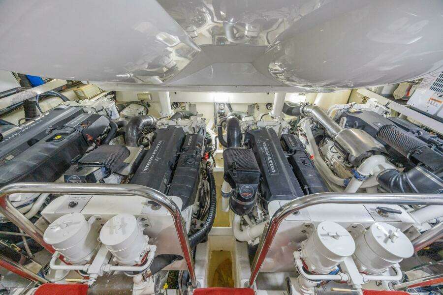 2010 Lazzara Yachts LSX 92