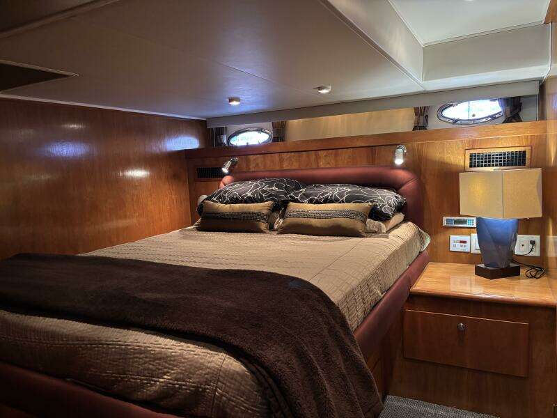 2004 Navigator 4400 pilot house