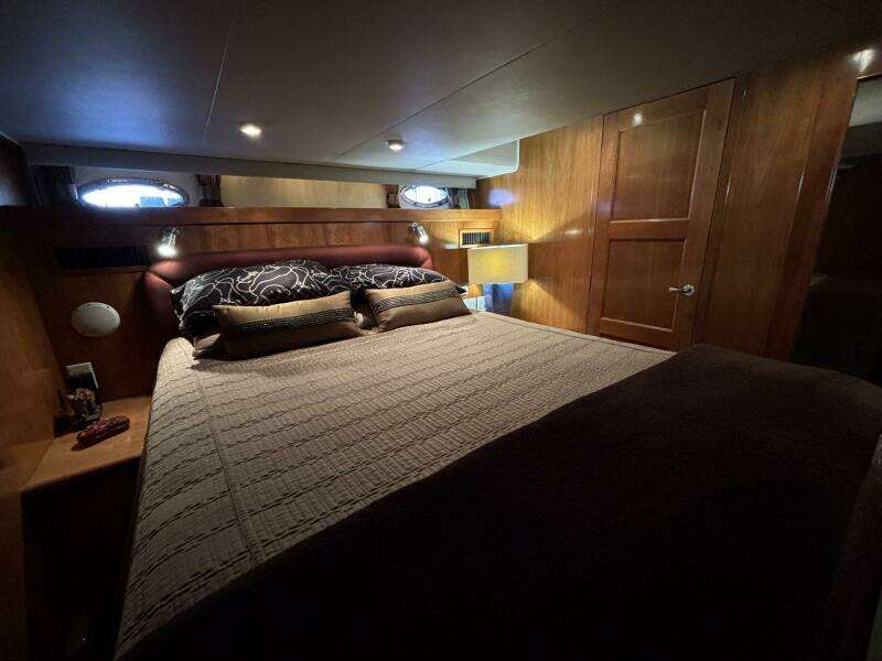 2004 Navigator 4400 pilot house