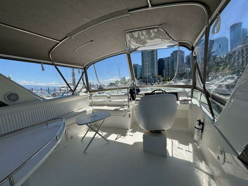 2004 Navigator 4400 pilot house