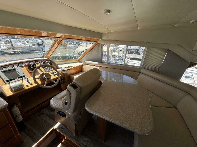 2004 Navigator 4400 pilot house