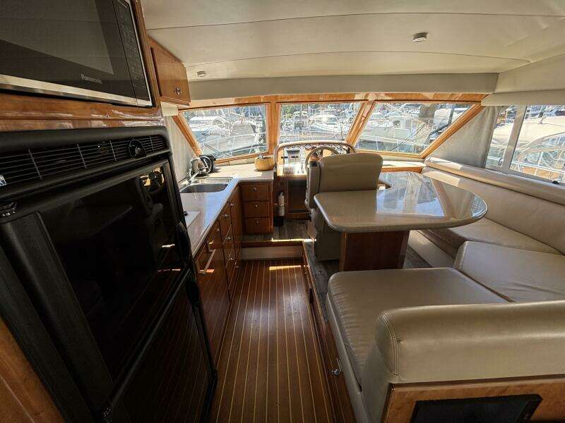 2004 Navigator 4400 pilot house