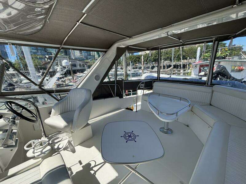 2004 Navigator 4400 pilot house