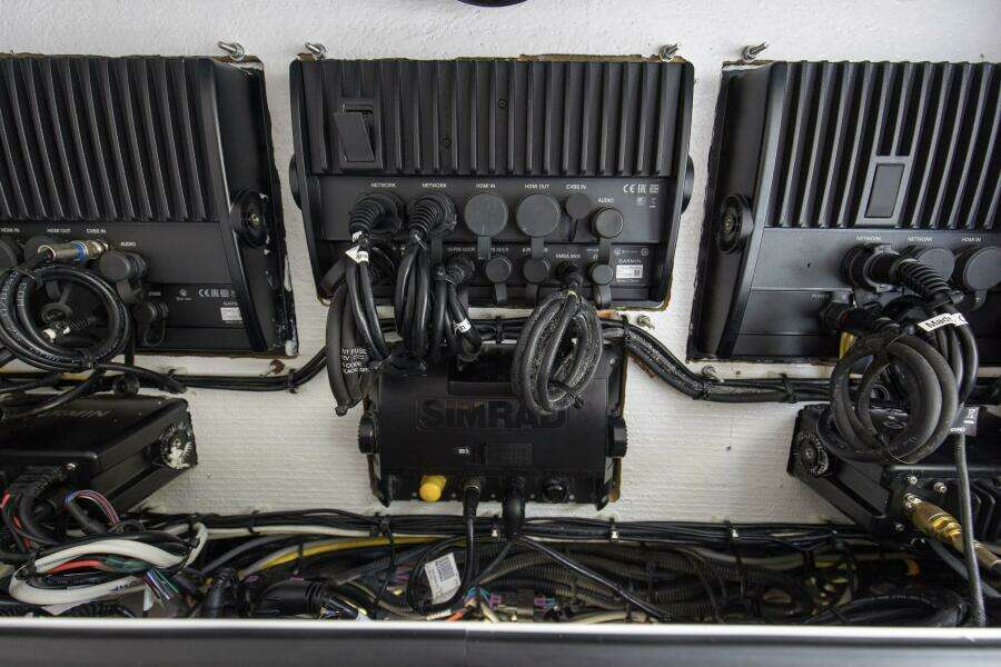 2020 Invincible 39 Open Fisherman Center Console Area (3)