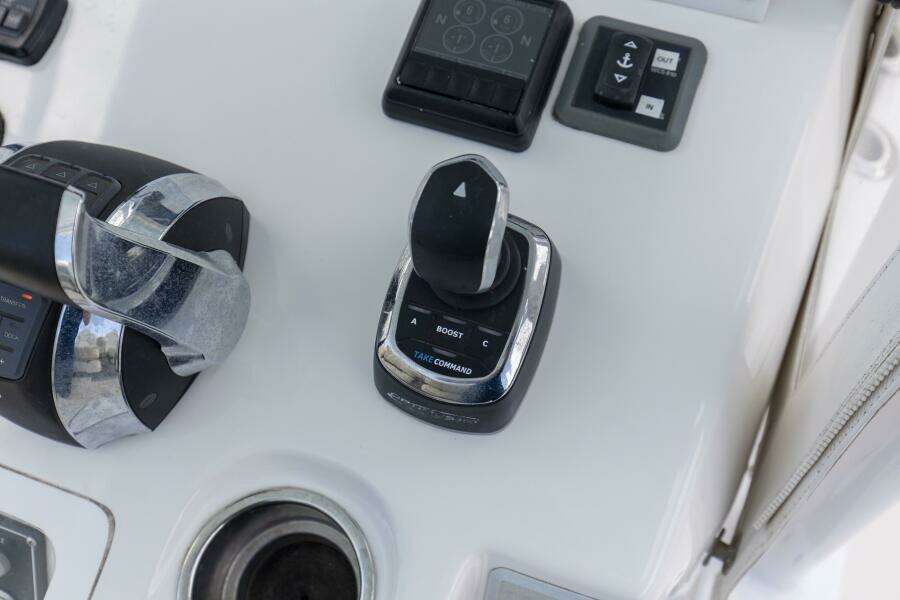 2020 Invincible 39 Open Fisherman Helm And Electronics (2)