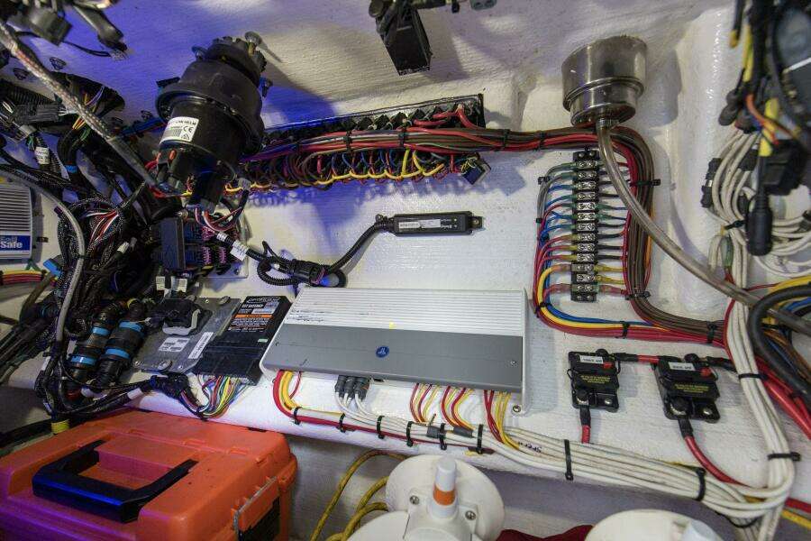 2020 Invincible 39 Open Fisherman Center Console Area (1)